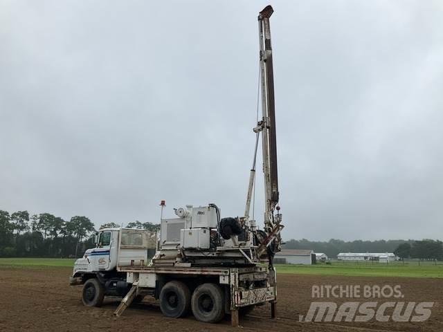 Mack DMM6906S 钻机车