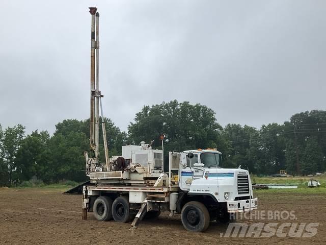 Mack DMM6906S 钻机车