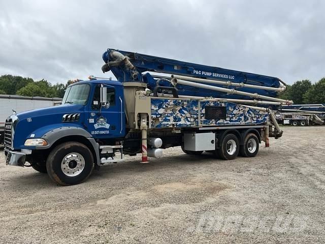 Mack GR64B 混凝土输送泵|布料机