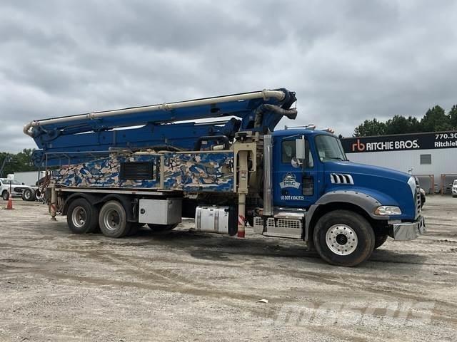 Mack GR64B 混凝土输送泵|布料机