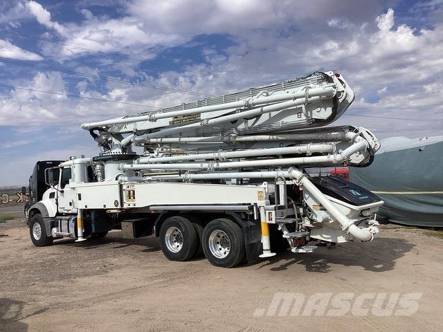 Mack GR64F 混凝土输送泵|布料机