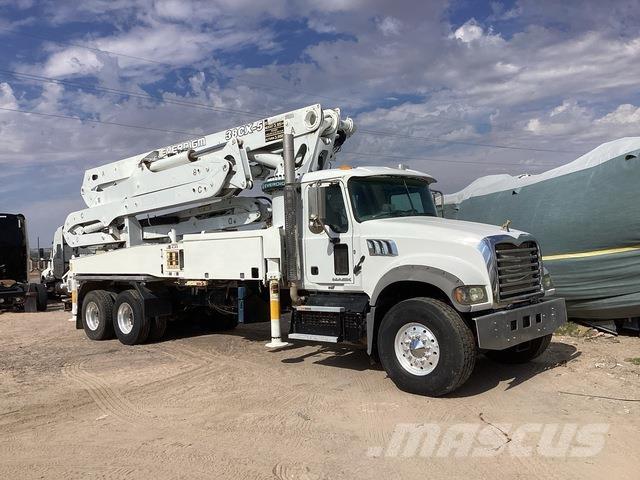 Mack GR64F 混凝土输送泵|布料机