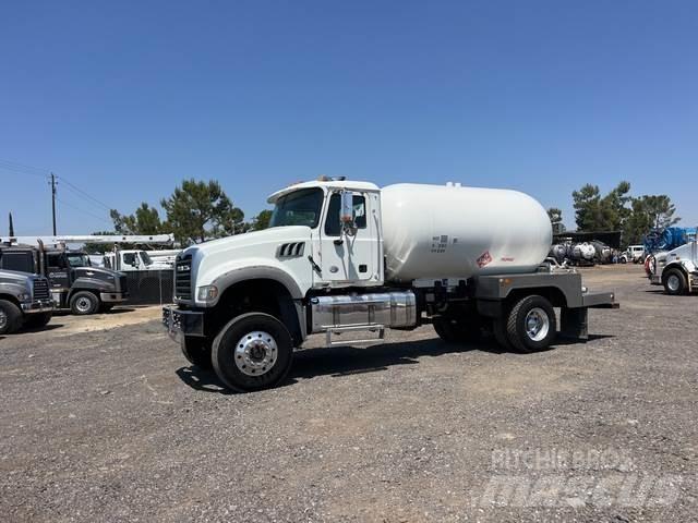 Mack GU432 油罐车