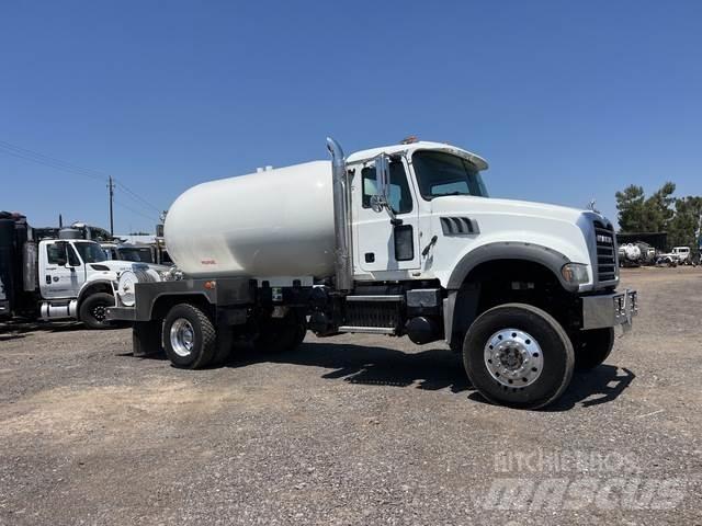 Mack GU432 油罐车