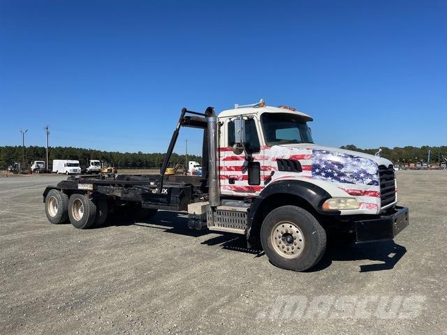 Mack GU533 工程吊钩车