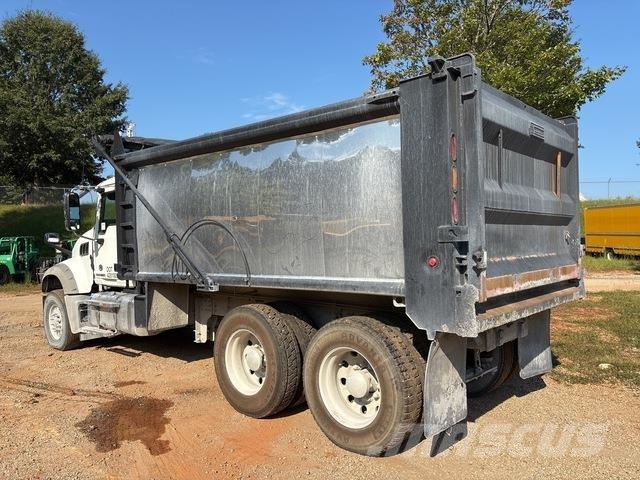 Mack GU713 自卸式货车