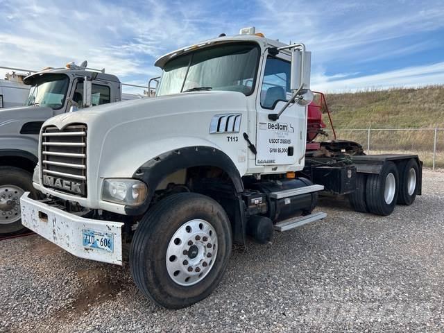 Mack GU713 牵引车
