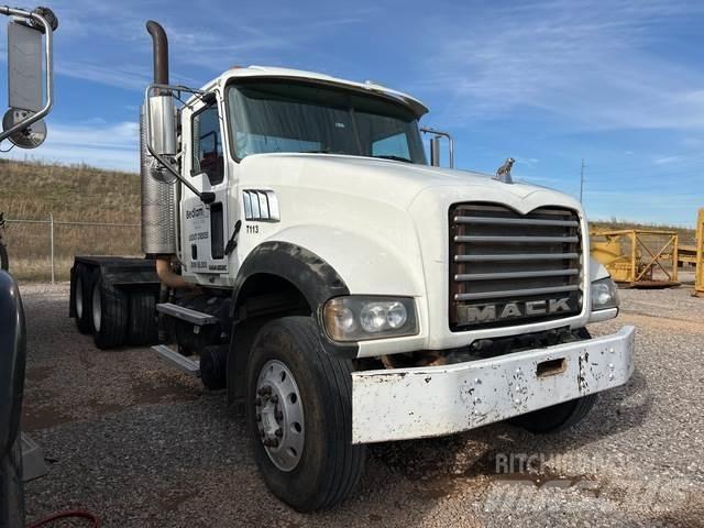 Mack GU713 牵引车