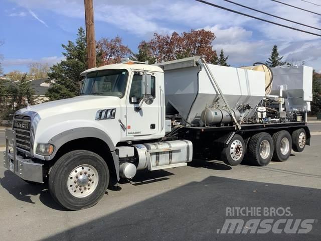 Mack GU713 混凝土搅拌车