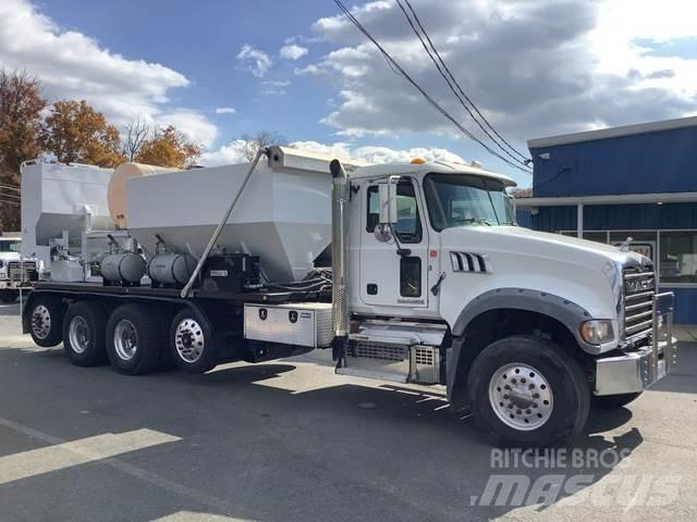 Mack GU713 混凝土搅拌车