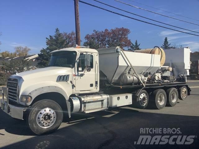 Mack GU713 混凝土搅拌车