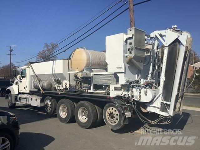 Mack GU713 混凝土搅拌车