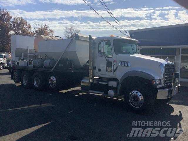 Mack GU713 混凝土搅拌车