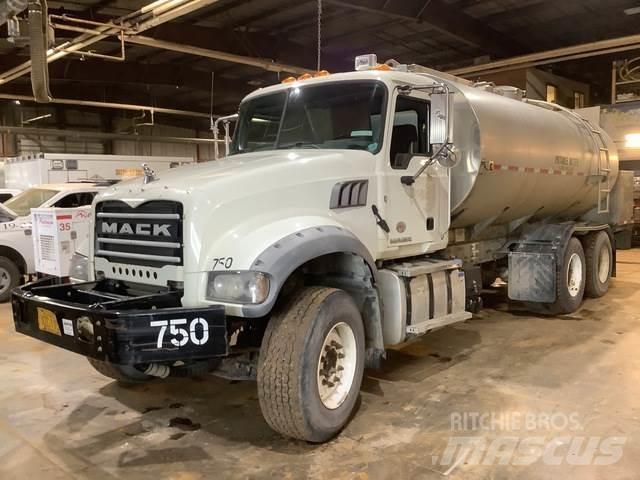 Mack GU713 水罐车