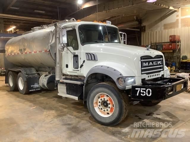 Mack GU713 水罐车