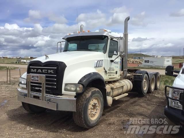 Mack GU713 牵引车