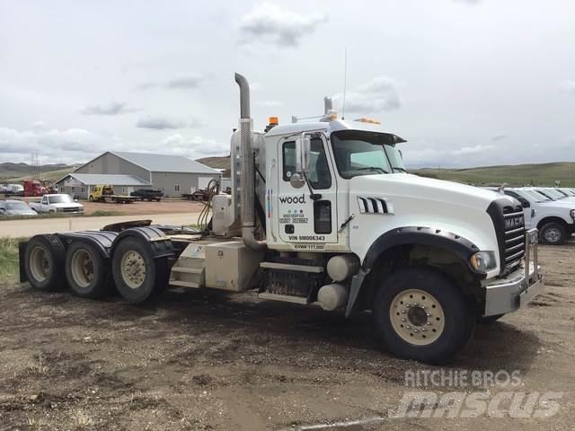 Mack GU713 牵引车