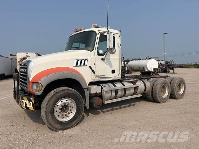 Mack GU713 牵引车