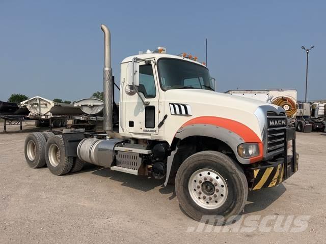 Mack GU713 牵引车