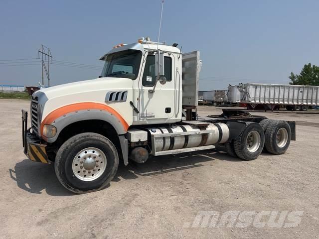 Mack GU713 牵引车