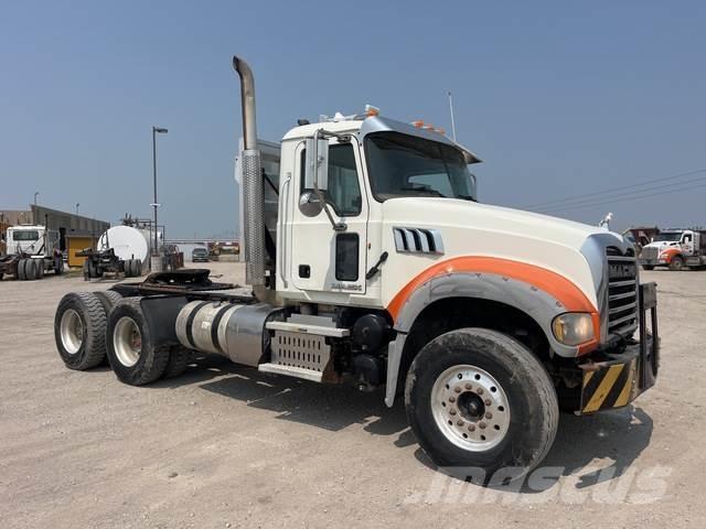 Mack GU713 牵引车