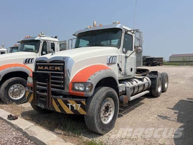 Mack GU713 牵引车