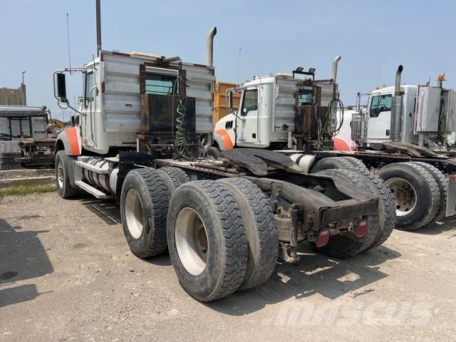 Mack GU713 牵引车