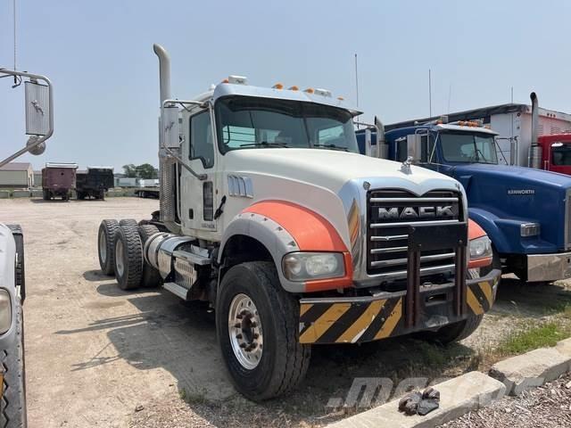 Mack GU713 牵引车