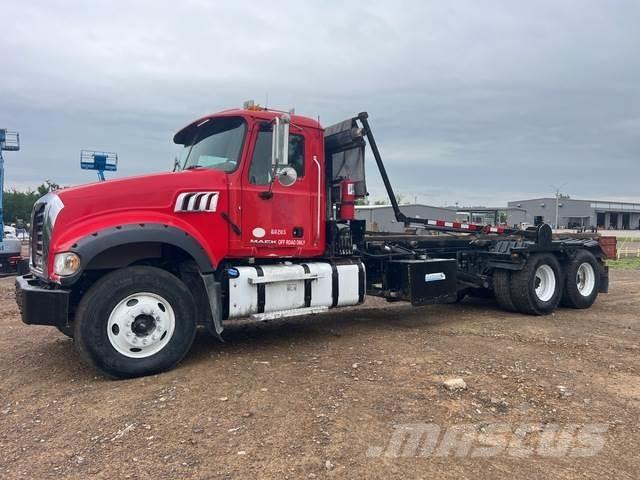 Mack GU713 翻斗车