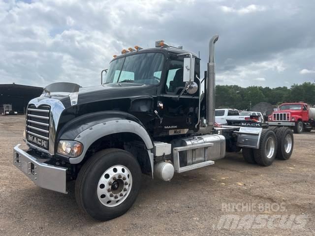 Mack GU713 牵引车