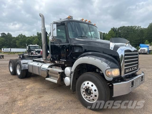 Mack GU713 牵引车