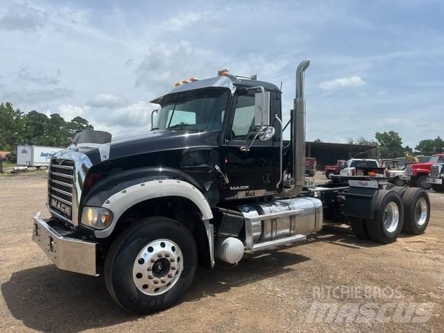Mack GU713 牵引车