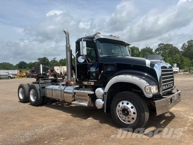Mack GU713 牵引车