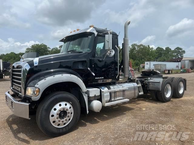 Mack GU713 牵引车