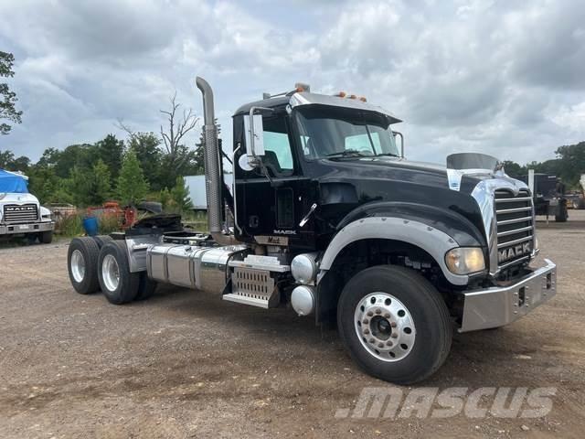 Mack GU713 牵引车