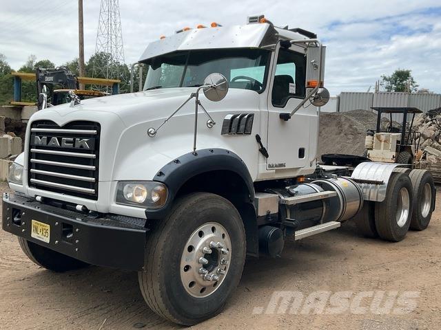 Mack GU713 牵引车