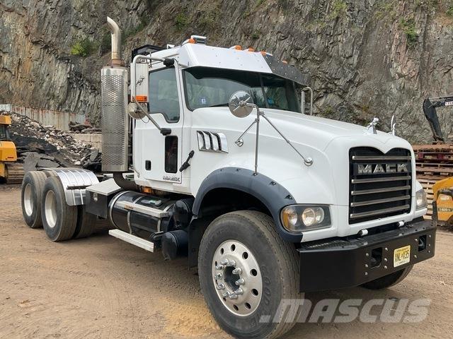 Mack GU713 牵引车
