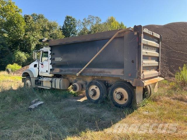 Mack GU713 自卸式货车