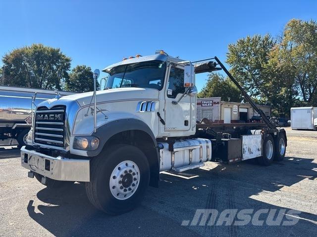 Mack GU713 翻斗车