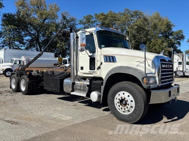 Mack GU713 翻斗车