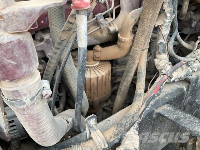 Mack GU713 平板栏板货车