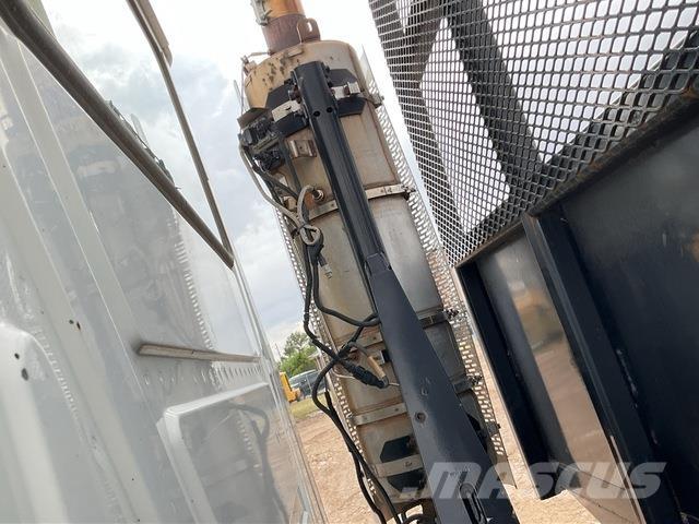 Mack GU713 平板栏板货车