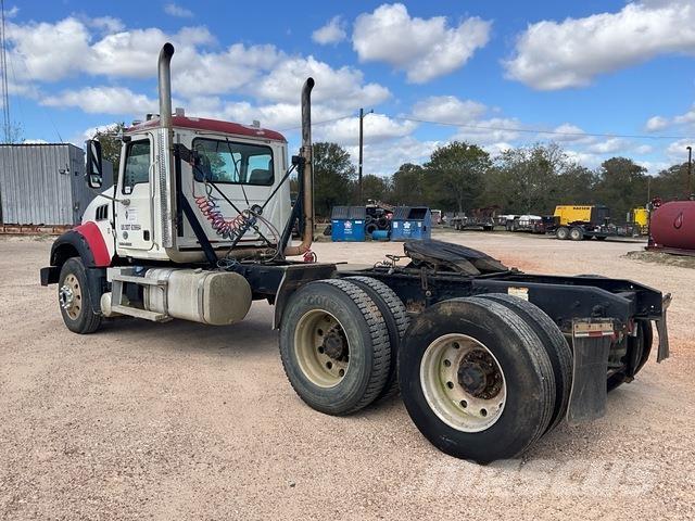 Mack GU713 牵引车