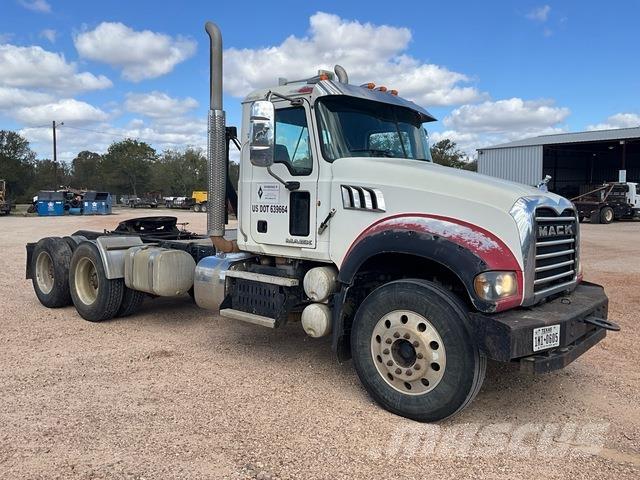 Mack GU713 牵引车