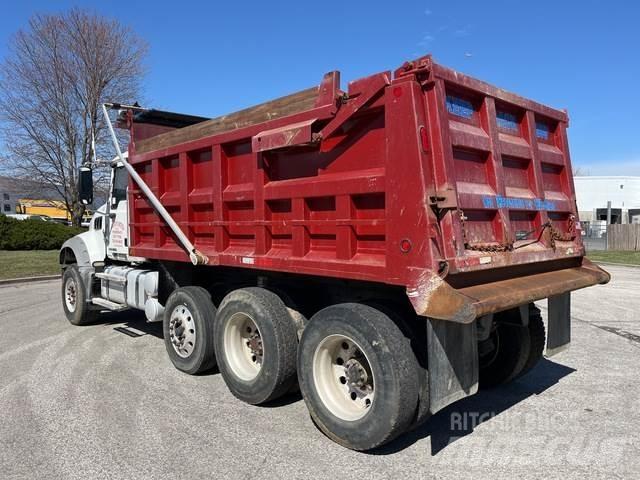 Mack GU714 自卸式货车