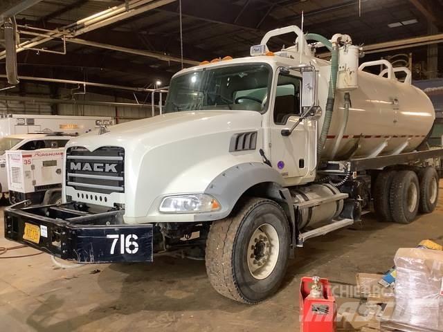 Mack GU813 油罐车