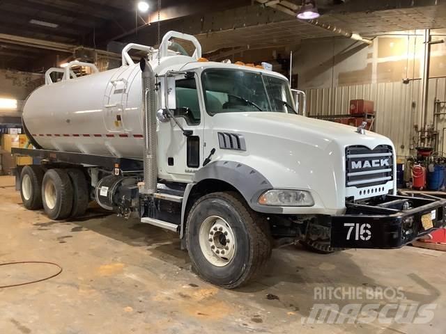 Mack GU813 油罐车