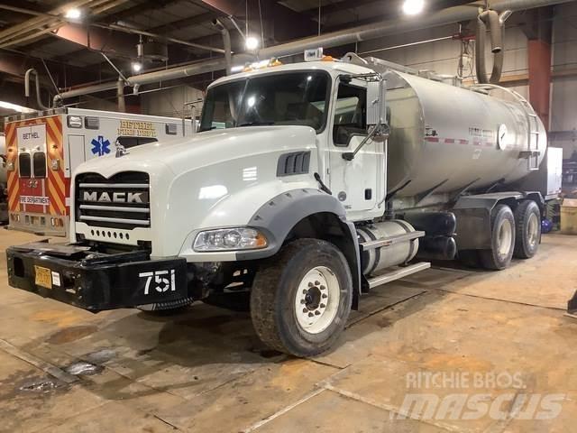 Mack GU813 水罐车