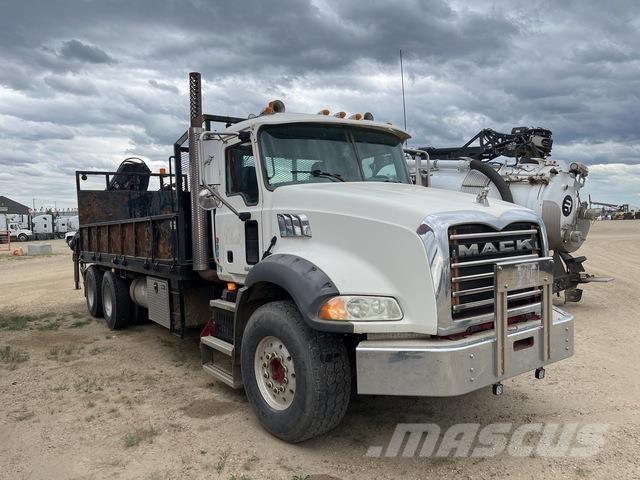 Mack GU813 起重车