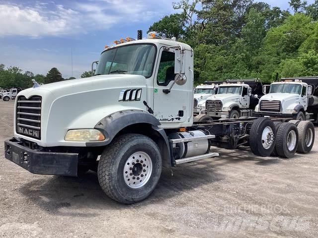 Mack GU813 驾驶室与内部